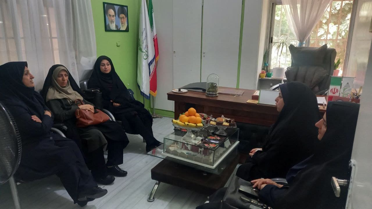 بازدید معاون آموزش متوسطه ومسئول فنی وحرفه ای ومسئول هسته مشاوره از نمایشگاه هفته مشاغل